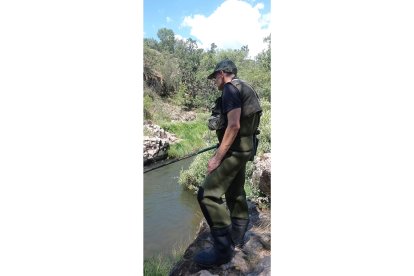 Un aficionado pesca en el río Tera. LDF