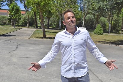 ULTJavier Sánchez, alcalde de Villalba de Guardo, en el parque haciendo un gesto que demuestra el aire que respiran en su pueblo./ ArgiComunicación