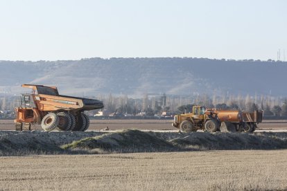 Maquinaria de trabajo en uno de los tramos de Valladolid.- JOAQUÍN RIVAS / PHOTOGENIC