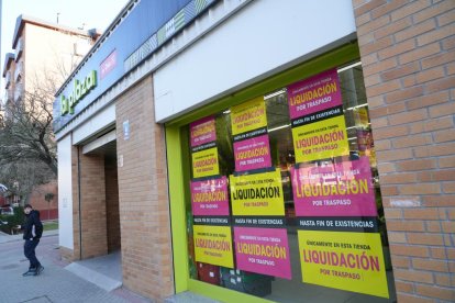 JUAN MIGUEL LOSTAU. 03/03/2023. VALLADOLID. COMUNIDAD DE CASTILLA Y LEÓN. SUPERMERCADO LA PLAZA-DIA EN LA CALLE BÁLAGO CON CARTELES DE LIQUIDACIÓN.