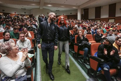 Los astronautas Pablo Álvarez Fernández y Sara García Alonso en el Salón de Actos de la Escuela de Ingenierías Industrial, Informática y Aeroespacial de la ULE. ICAL