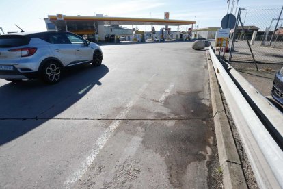 Restos del tiroteo en Villagonzalo Pedernales, cerca de una gasolinera. SANTI OTERO