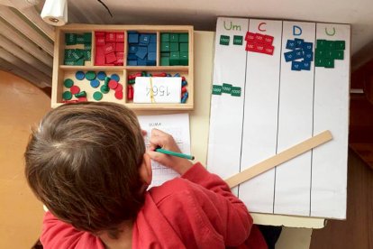 Un niño realiza ejercicios en la escuela.- ICAL