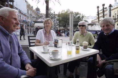 Turistas de la tercera edad en una foto de archivo.- Europa Press