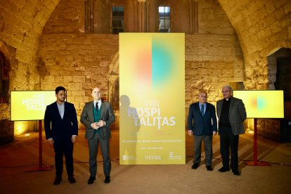 El consejero de Cultura, Turismo y Deportes, Gonzalo Santonja, y el secretario general de la Fundación Las Edades del Hombre, José Enrique Martín Lozano, presentan el cartel anunciador de la XXVII edición de Las Edades del Hombre que tendrá lugar en Villafranca del Bierzo y en Santiago de Compostela. -ICAL