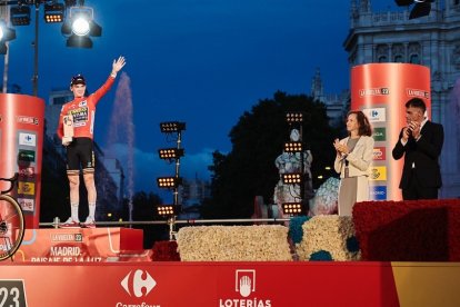 2 Foto prensa Elodie Perthuisot entrega maillot Carrefour