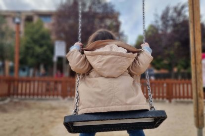 Una niña en un parque de Castilla y León. | PHOTOGENIC / PABLO REQUEJO