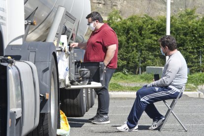 Imagen de dos transportistas en un área de servicio. ISRAEL L. MURILLO