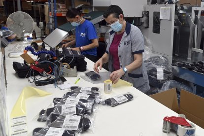 Trabajadoras en una pyme textil de Burgos.- ICAL