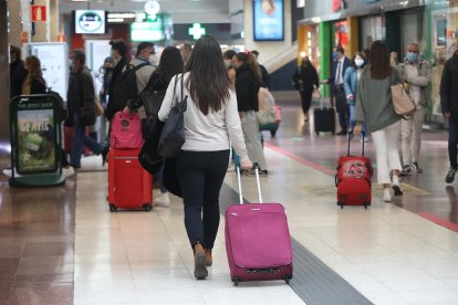 Viajeros en Chamartin. | E. Press