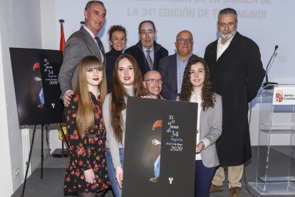 Los ganadores del cartel, junto a la directora del festival y autoridades. | ICAL