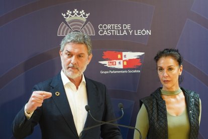 El portavoz del Grupo Parlamentario Socialista de Medio Ambiente, Vivienda y Ordenación del Territorio, José Luis Vázquez, y la secretaria de Vivienda de la Comisión Ejecutiva Autonómica (CEA), Ana Casado, comparecen para analizar algunos resultados de las decisiones adoptadas por la Junta de Castilla y León en materia de vivienda (Oficinas antiocupaciones).- ICAL