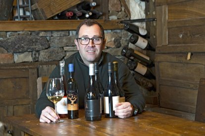 Nacho Álvarez, con sus vinos, en el interior del Hotel Rural Cornatel Las Médulas, en Borrenes.  /