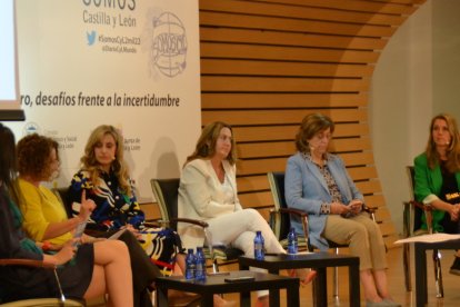 Primer foro del Congreso 'Somos Castilla y León' con Susana Moreno, Mar Sancho, Virginia Barcones, Ángeles Armisén y Ángela de Miguel, moderado por Alicia Calvo (i). / D. M.