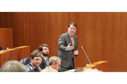 El presidente de la Junta, Alfonso Fernández Mañueco, durante el pleno de las Cortes.- ICAL