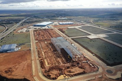 Construcción de las naves de Latem en el polígono industrial de Villabrázaro (Zamora), con una superficie de 330.000 metros cuadrados. | E.M.