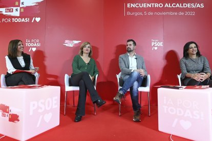 La ministra de Educación, Pilar Alegría, y el secretario general del PSOE de Castilla y León, Luis Tudanca, participan en un encuentro con alcaldes de la provincia de Burgos en Villagonzalo Pedernales.- ICAL