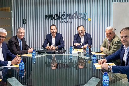 Consejo asesor de Patatas Meléndez. De izquierda a derecha, José Antonio Latre, Bill Derrenger, Javier Meléndez, Ignacio González, Julio Audicana y Pedro Gato. P. MELÉNDEZ