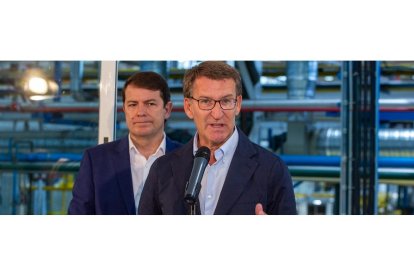 El presidente del Partido Popular, Alberto Núñez Feijóo, en la fábrica Plastic Omnium. Tras él, el presidente del PPCyL, Alfonso Fernández Mañueco.- ICAL