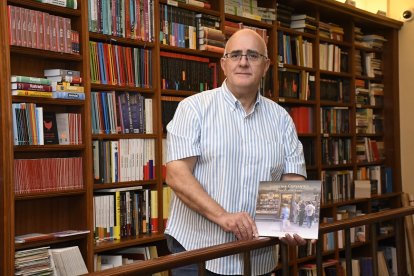 Guillermo, propietario de la Librería Cervantes, muestra el libro que conmemora el aniversario del negocio - Ical