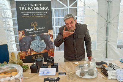 Carlos Herguedas participa en una Feria donde da a conocer las propiedades de su trufa negra que cultiva en Cogeces del Monte desde 2010.  / LA POSADA