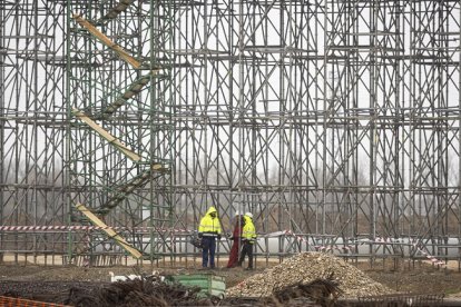 Varios operarios revisan las obras de construcción en el paso elevado.- PHOTOGENIC/IVÁN TOMÉ