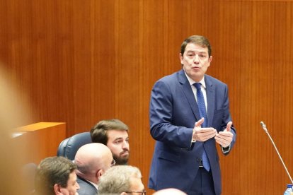 El presidente de la Junta de Castilla y León, Alfonso Fernández Mañueco, durante una intervención en el pleno. ICAL