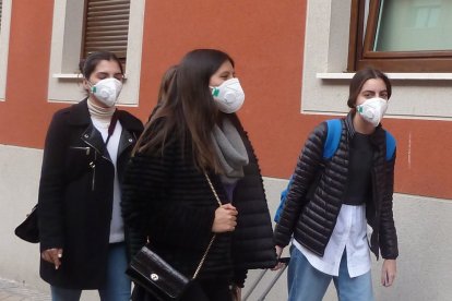 4 jóvenes con mascarilla que han decidido permanecer en la residencia