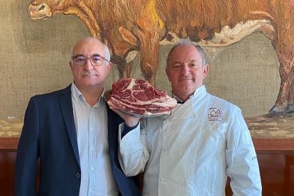 Los hermanos Javier y Jesús García en el interior de El Riscal, en Carbonero el Mayor. / E.M.