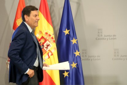 El consejero de Economía y Hacienda y portavoz, Carlos Fernández Carriedo, comparece en rueda de prensa posterior al Consejo de Gobierno.- ICAL