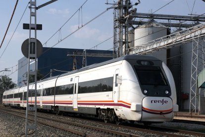 Tren parado en Palencia, en una imagen de archivo. ICAL