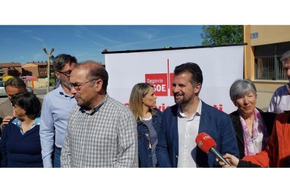 Tudanca atiende a los medios de comunicación en su visita a San Cristóbal de Segovia. - E.P.