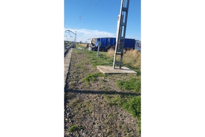 Estado en el que quedó el camión tras ser arrollado por un tren en Ávila. ICAL