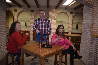 María José, Valco y Albena, en el interior de su bodega en Mucientes. - LA POSADA