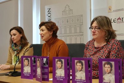 La concejal de Acción y Promoción Económica, Susana Travesí, y la de Igualdad, Argelia Cabado presentan las rutas teatralizadas para conmemorar el 8M junto a la directora de Turismo León, Patricia Arold. - AYUNTAMIENTO DE LEÓN.