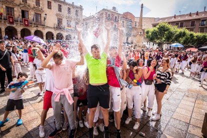 Los sorianos piden agua en la bajada de Las Bailas. GONZALO MONTESEGURO