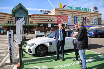 El concejal de Urbanismo, Medio Ambiente y Obras del Ayuntamiento de Zamora, Romualdo Fernández; el gerente del Centro Comercial Valderaduey, Miguel Escudero, y el delegado institucional de Iberdrola en Castilla y León, Miguel Calvo. - ICAL