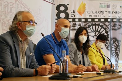 El alcalde de León, José Antonio Diez, y los coordinadores del Festival, Tomás Martínez Antolín y María Oliden, presentan octava edición del Festival de Cine y Televisión Reino de León. - ICAL