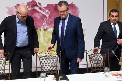 El consejero de Agricultura, en el centro, en el momento de la presentación de los Zarcillo.-ICAL