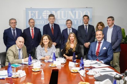 Fila de arriba (de izquierda a derecha): Carlos Fernando Cabezas, gerente de la FUNGE; Pablo Riol, director de Iberaval en Valladolid; José María Eiros, jefe de servicio de Microbiología del Río Hortega de Valladolid; Alberto Caballero, director gerente de la Fundación del Instituto de Estudios de Ciencias de la Salud de Castilla y León; Gonzalo Cebrián, director de banca instituciones de CaixaBank en Valladolid; Alicia Iglesias, responsable de administración y coordinación de EL MUNDO DE CASTILLA Y LEÓN, y Pablo R.Lago, director general editorial de EL MUNDO DE CASTILLA Y LEÓN. Fila de abajo (de izquierda a derecha): Carlos Martín Tobalina, viceconsejero de Economía y Competitividad; Adriana Ulibarri, editora de Edigrup; Silvia Herrero, directora de Comunicación Externa de Iberdrola, e Ignacio Tremiño, director general de Atención a Personas con Discapacidad de la Comunidad de Madrid. J.M. LOSTAU