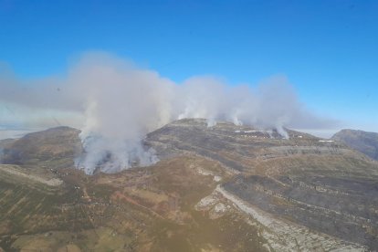 Incendio en Espinosa de los Monteros en Burgos.-E. P.