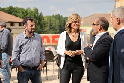 La ministra de Educación y Formación Profesional, Pilar Alegría, y el secretario general del PSOECyL, Luis Tudanca, junto al secretario general del PSOE de Soria, Luis Rey, y el alcalde de Miño de San Esteban, José Peñalba, asisten a la celebración de la Fiesta de la Rosa del PSOE en la localidad. - ICAL