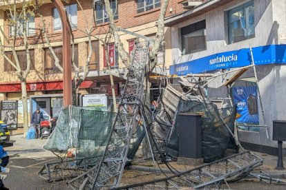 Andamio y grúa desplomados en Zamora.-ICAL