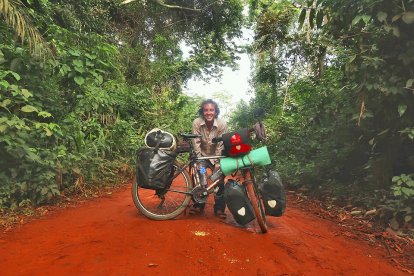 Camerún. Pocos blancos, y menos en bicicleta, se adentran en la selva en la que viven los Baka (pigmeos). “Es una pasada atravesar solo y en bici esa gran marcha verde que aparece en el centro de África cuando lo miras en un mapa o Google Earth”. E. M.