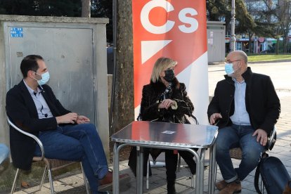 13F- Verónica Casado  junto al candidato y cabeza de lista de Cs por Palencia 
La candidata por Ciudadanos de la lista de Valladolid, Verónica Casado, junto al candidato cabeza de lista por Palencia, José Manuel Otero (D); y el coordinador provincial de la formación naranja, Mario Simón (I) / ICAL