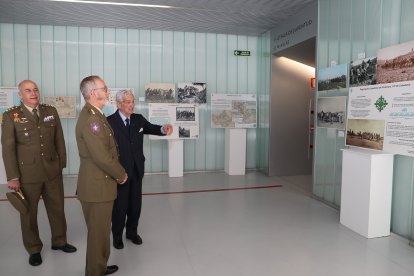 El exdelegado de Defensa en Palencia, el coronel en la reserva, Juan Silvela (I) junto al comisario de la exposición, el coronel Novales(C), en la exposición donde se explica la intervención del regimiento Alcántara para proteger a las unidades que se retiraban desde el Annual en el Protectorado español de Marruecos. - ICAL