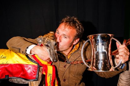 Félix Rodríguez Miñambres, con su galga campeona de España Lagartija de la Maluca, del Club Napoli de Zamora.- Leonardo de la Fuente