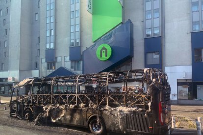Imagen del autobús quemado en París. TWITTER AUTOCARES SIGUERO