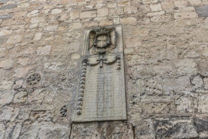 Escudo franquista en la fachada de una iglesia en Castilla y León. - E. M.