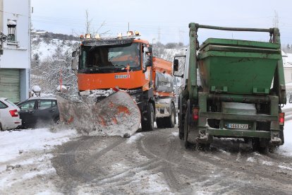 Un camión quitanieves haciendo su trabajo en el norte de Palencia hace unos días.- Ical